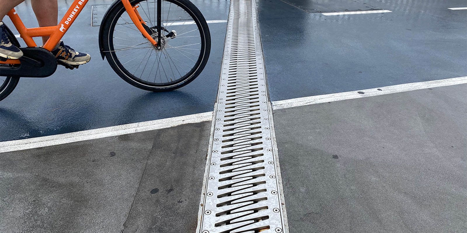 Junta de dilatación en pavimento de hormigón impermeabilizado