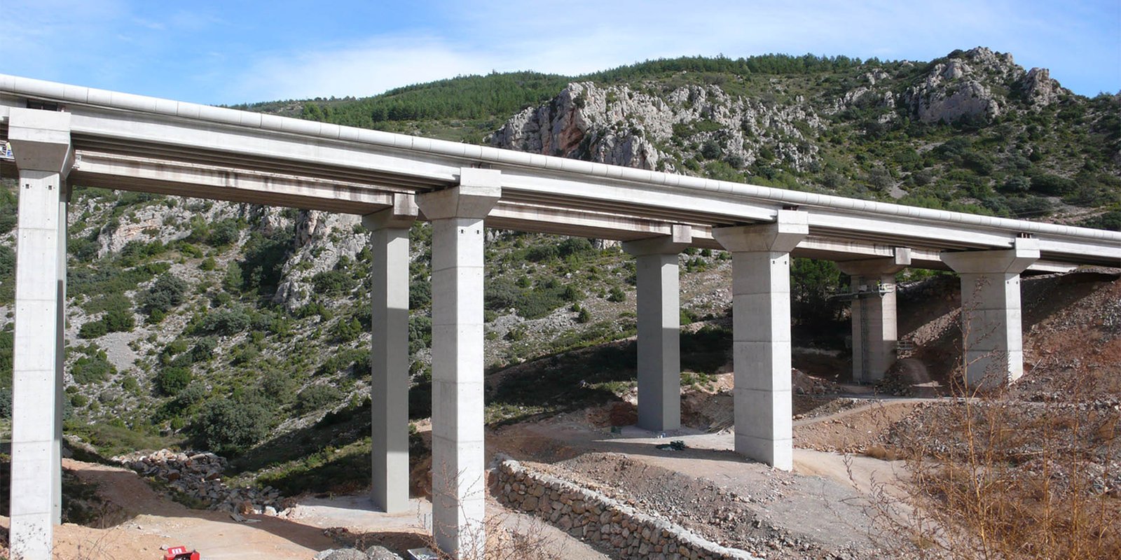 Viaducto de hormigón reforzado en entorno montañoso