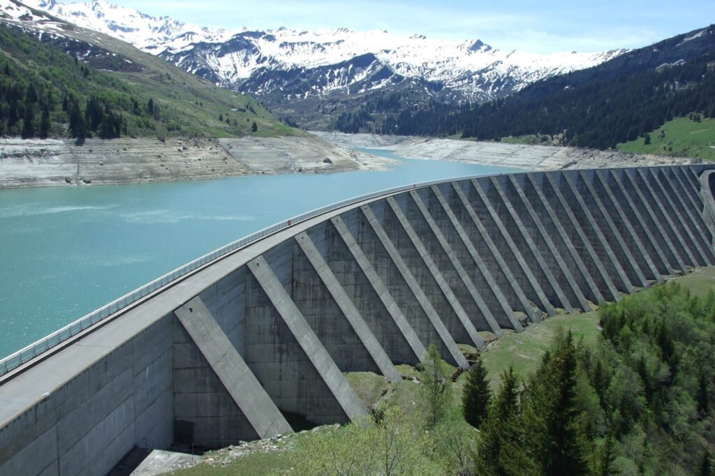 Impermeabilización interna del hormigón o concreto con aditivos en la construcción de presas, centrales de bombeo y estructuras hidráulicas